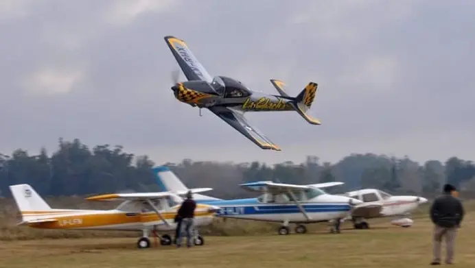 Pasada de un avión en vuelo bajo durante un festival aereo.