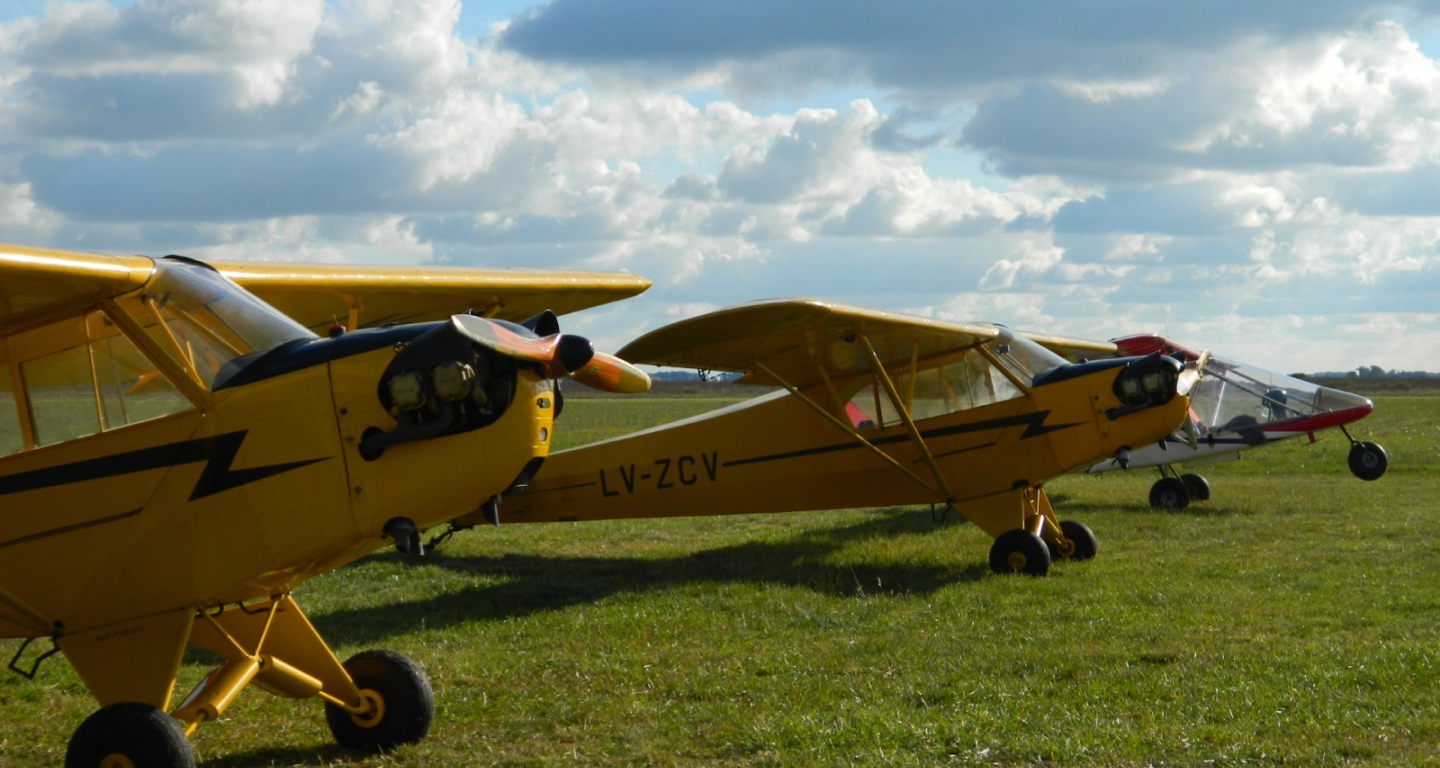 Tres aviones en la plataforma
